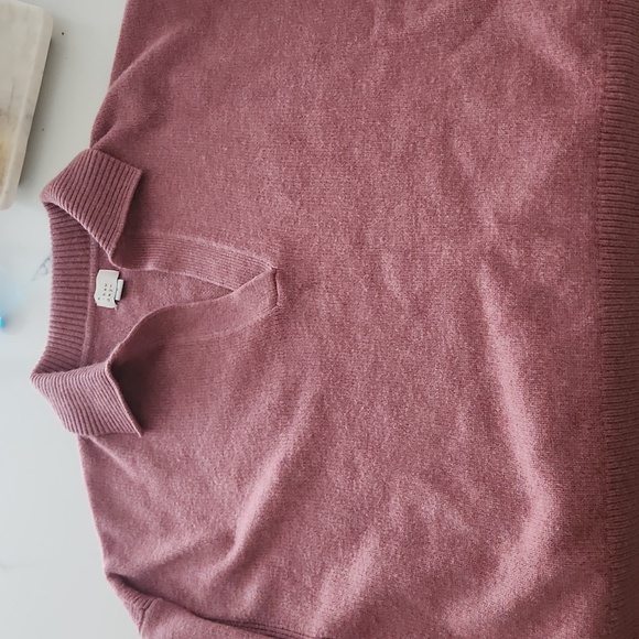 Like new sweater - Picture 2 of 4